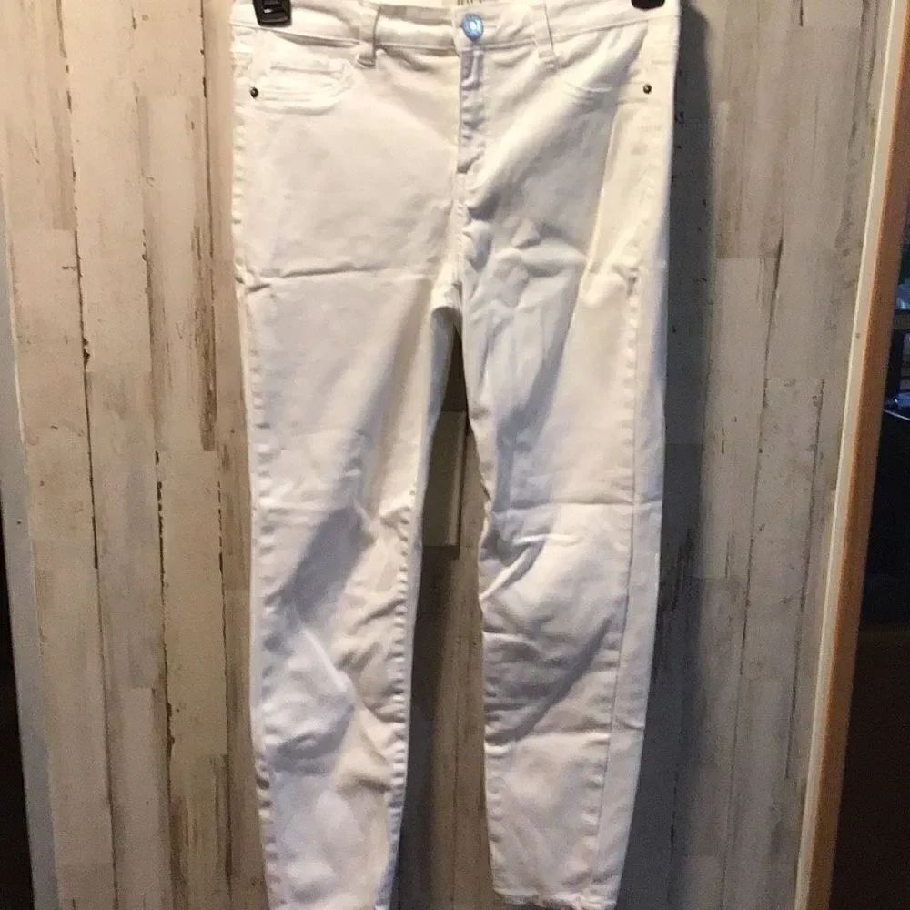 Perty white stretchy jeans by JOLT size 7